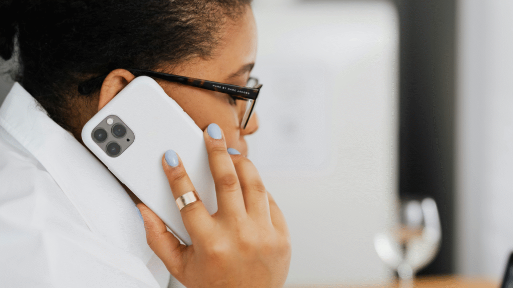 Operatrice H24 che assegna una struttura sicura a una persona in emergenza tramite software gestionale